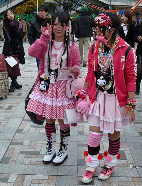 http://japfashion.files.wordpress.com/2009/03/japanese-emo-hairstyles-for-young-girls-1.jpg